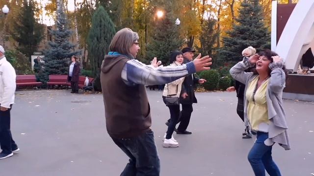 ЦЫГАНОЧКА АЗА!???/ТАНЦЫ В ПАРКЕ ГОРЬКОГО ХАРЬКОВ ОКТЯБРЬ 2021 смотреть онлайн