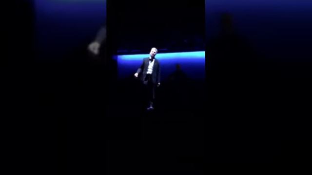 Beppe Fiorello-Un uomo in frac- Penso che un mondo così смотреть онлайн