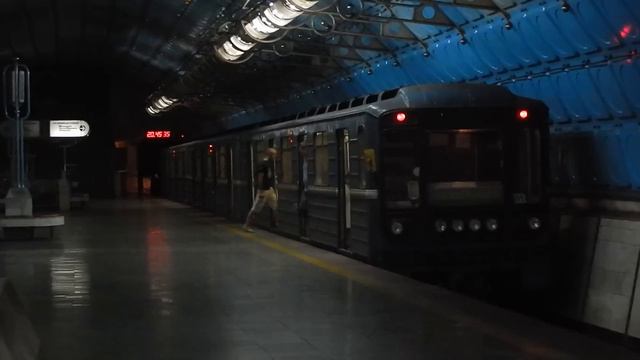 Поезд метро на станции Заводская - Днепропетровск, 17.07.2014 смотреть онлайн