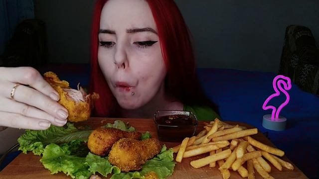Хрустящие крылышки и картошка фри мукбанг/болит шея,цветные волосы/mukbang смотреть онлайн
