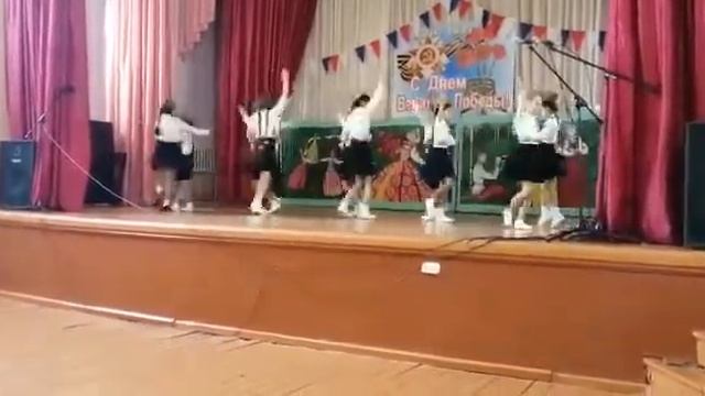 Танец под песню Катюша 2022 года танцуют девочки в клубе смотреть онлайн