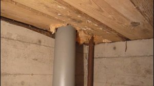 Вывод канализации из дачного дома на улицу The output of sewage from the country house to the stree