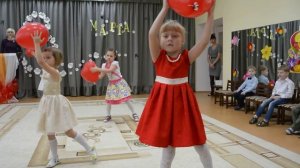 Танец с сердечками, посвященный мамам, на утреннике в детском саде.