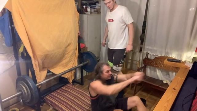Жим лёжа в домашних условиях! | Тренировка с сыном!! смотреть онлайн