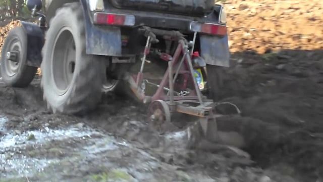 Самодельный трактор. Пахота. смотреть онлайн