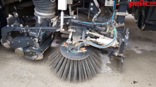 Вакуумная подметально-уборочная машина БЦМ‑279 смотреть онлайн