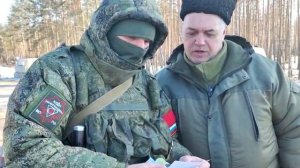 Солдат читает письмо от детей которое мы доставили в зону СВО