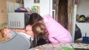 СЕСТРА МИЛО ЦЕЛУЕТ БРАТА / СМОТРЕТЬ ВСЕМ