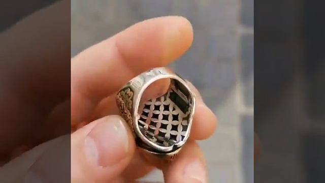 Перстень мужской из серебра залитый эмалью с гравировкой рисунка лого письмом инициалами смотреть онлайн