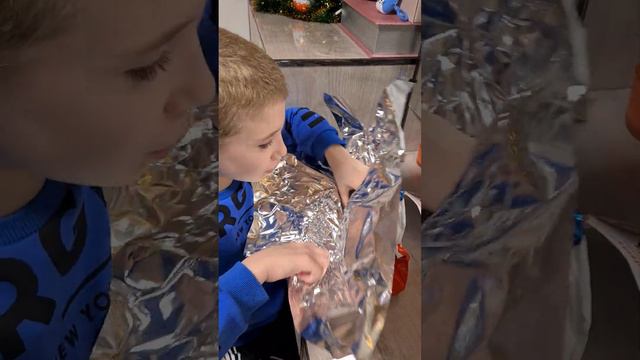 Распаковка нового Kinder Сюрприз Maxi. Плюшевая игрушка внутри.Огромное шоколадное яйцо Kinder Maxi смотреть онлайн