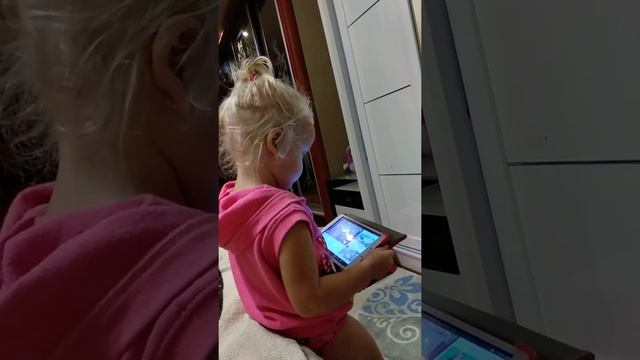 Мне 2 года .Я люблю петь и танцевать! смотреть онлайн