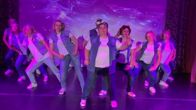 ТАНЕЦ РОДИТЕЛЕЙ НА ВЫПУСКНОМ 2023 смотреть онлайн