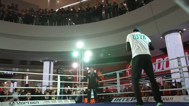 Александр Усик во время открытой тренировки смотреть онлайн