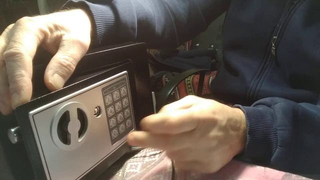 Как открыть сейф без ключа поменять код смотреть онлайн