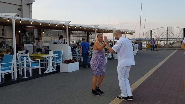 Bachata there in middle third man dancing, бачата где посреди танца проходящий мужчина затанцевал?? смотреть онлайн