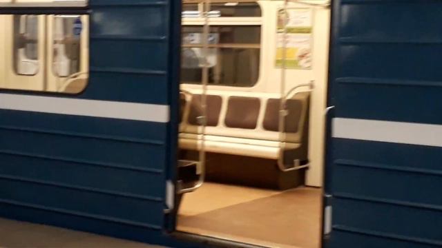 Метропоезд 81-540.2/541.2 Пришелец с 4 линии едет в Метродепо ТЧ-5 "Невское" со станции Рыбацкое смотреть онлайн