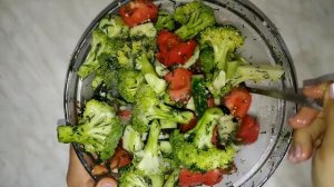 Салат из брокколи, огурцов и помидор.