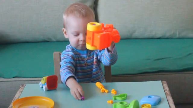 Игрушечный конструктор - Собираем паравозик (Развивающее видео для детей) смотреть онлайн