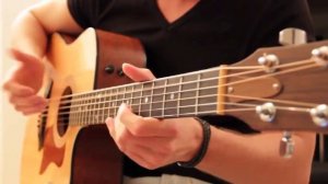 Парень красиво играет на гитаре