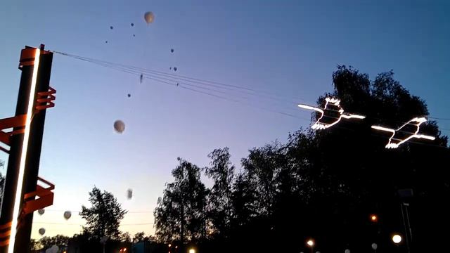 Журавли, в небо отпустили воздушные шары с бумажными журавлями смотреть онлайн