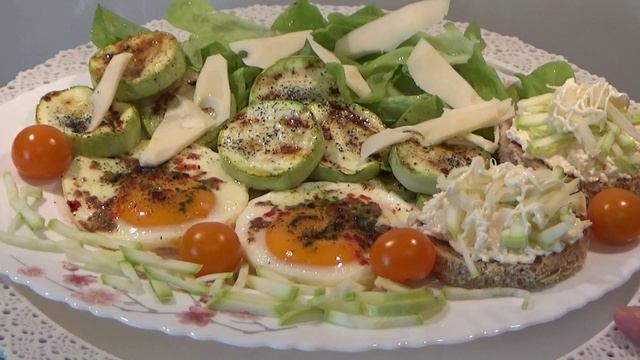 Вкусный завтрак из кабачков и глазуньи. смотреть онлайн
