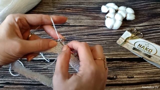 Простая круглая кокетка и красивая горловина спицами. Подробный МК смотреть онлайн