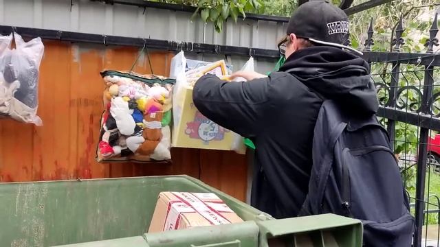 ЧТО МОЖНО НАЙТИ НА ПОМОЙКАХ РУБЛËВКИ С БЛОНДИНКОЙ? #dumpsterdiving #помойки #айфон #iphone #мусорки смотреть онлайн