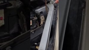 Замена лампочки ближнего света Митцубиси Кольт