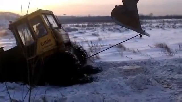 Бульдозер застрял в болоте смотреть онлайн