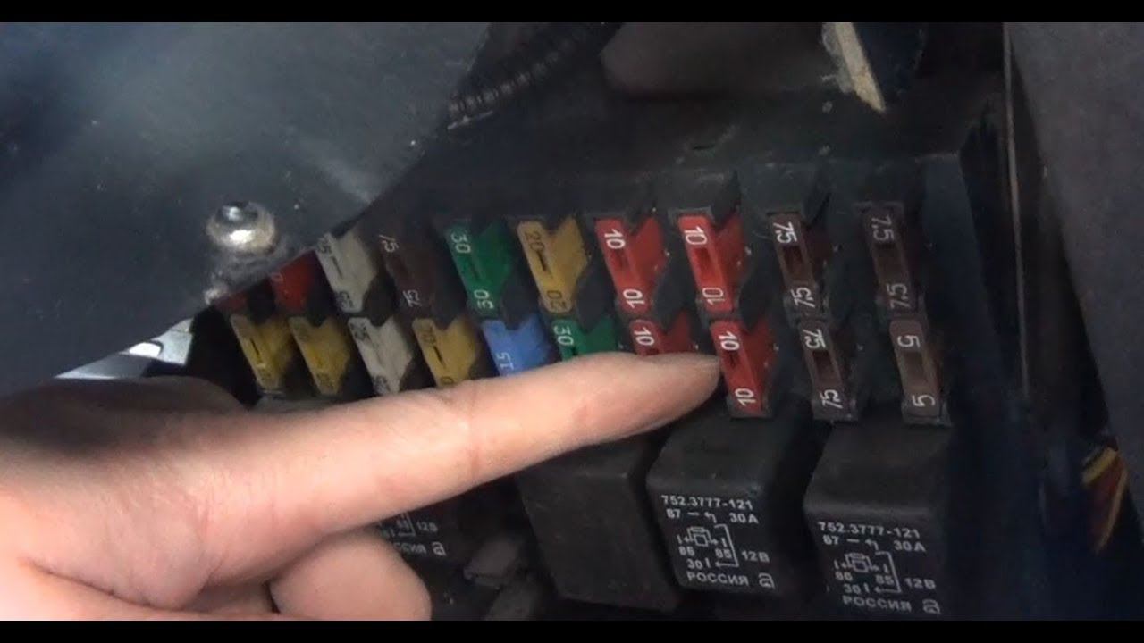 Замена предохранителя №3 левой лампы дальнего света на Шевроле Нива смотреть онлайн