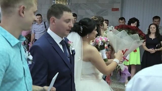Молодожёны в загсе на торжественной регистрации брака смотреть онлайн