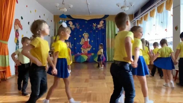 «Пришла к нам в гости осень» - вход на детский утренник в старшей группе смотреть онлайн