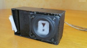 Маленький сабвуфер на динамике JBL Flip 4