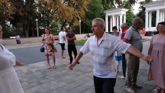 230806 Барыня частушки в парке у фонтана горсаду танцы гармонь город Орёл жители Орла танцуют и пою смотреть онлайн