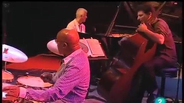 "Blues on the Corner" Roy Haynes Trio featuring John Patitucci bass,Dave Kikoski piano. смотреть онлайн