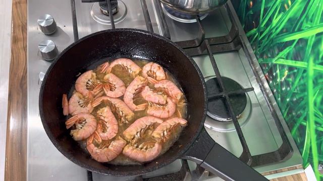 Острые жареные креветки ?! Жарим креветки с чесноком, острым перцем и лимоном! смотреть онлайн