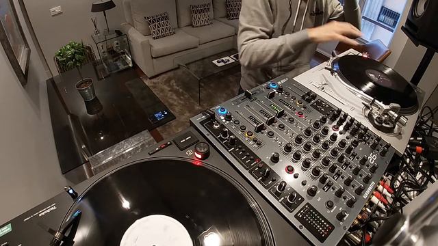 Christmas Mix - 100% Vinyl - Technics 1210 MK7 vs Technics 1200 MK7 Silver смотреть онлайн