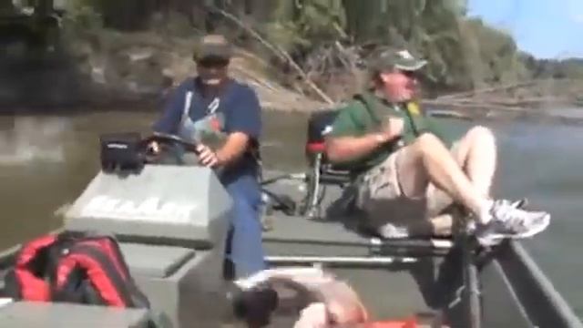 рыба сама в лодку залетает смотреть онлайн
