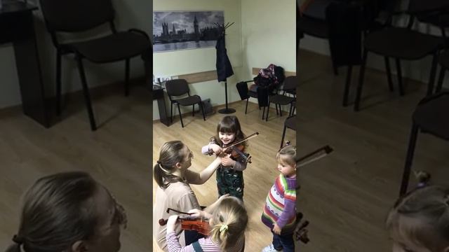 Первый урок по скрипке. смотреть онлайн