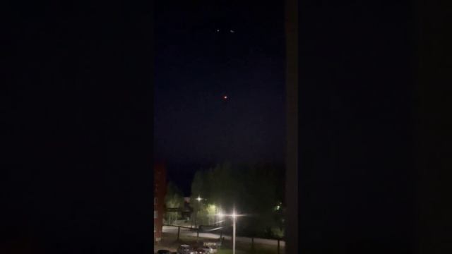 что или кто летает на Глазовом? А еще у нас есть салют😊 смотреть онлайн