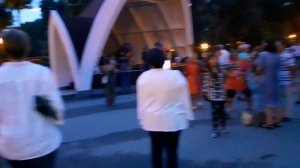 ЛИСТЬЯ ЖЁЛТЫЕ НАД ГОРОДОМ КРУЖАТСЯ! ТАНЦЫ В ПАРКЕ ГОРЬКОГО ХАРЬКОВ.mp4