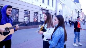 ГИТАРИСТ поёт ЛЮБУЮ ПЕСНЮ на УЛИЦЕ 13