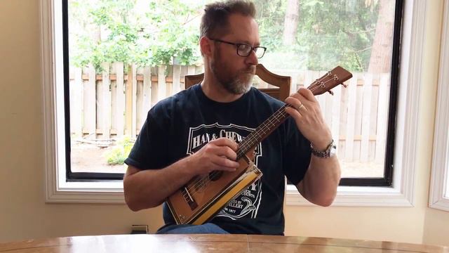 Dueling Banjos on a cigar box ukulele смотреть онлайн