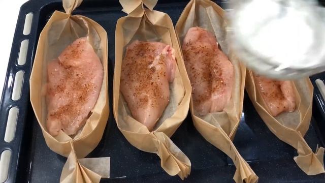 Chicken breast in parchment paper in the oven. Куриная грудка в пергаментной бумаге в духовке. смотреть онлайн