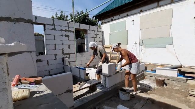 А теперь делаем межкомнатные перегородки в доме из газобетона. смотреть онлайн