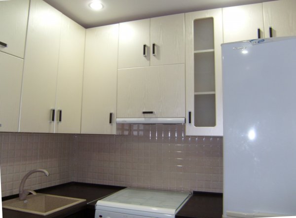 Хрущевка. Кухня 5,5 кв.м в шоколадно-сливочных тонах.