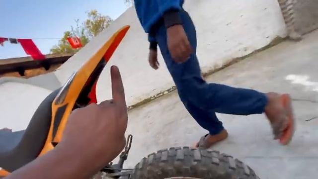 Dirt Bike VS Mini Superbike Bike ? Tochan смотреть онлайн