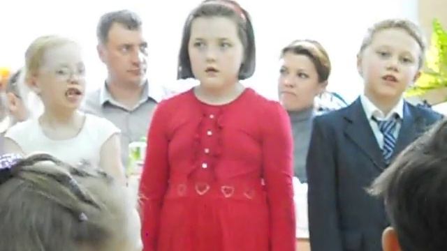 Странная маленькая девочка поет песню на утреннике смотреть онлайн
