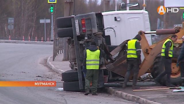 В Мурманске на пересечении проспекта Кольского и улицы Фадеев Ручей перевернулся грузовик смотреть онлайн
