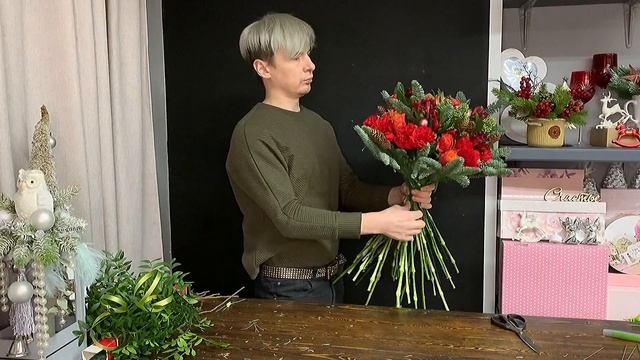 ЗИМНИЙ / НОВОГОДНИЙ БУКЕТ ИЗ КРАСНОЙ ГВОЗДИКИ С ШАРАМИ И ШИШКАМИ. смотреть онлайн